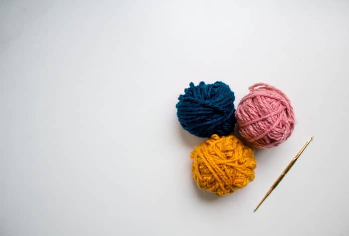 Atelier Tricot 1 blue and red yarn on white surface