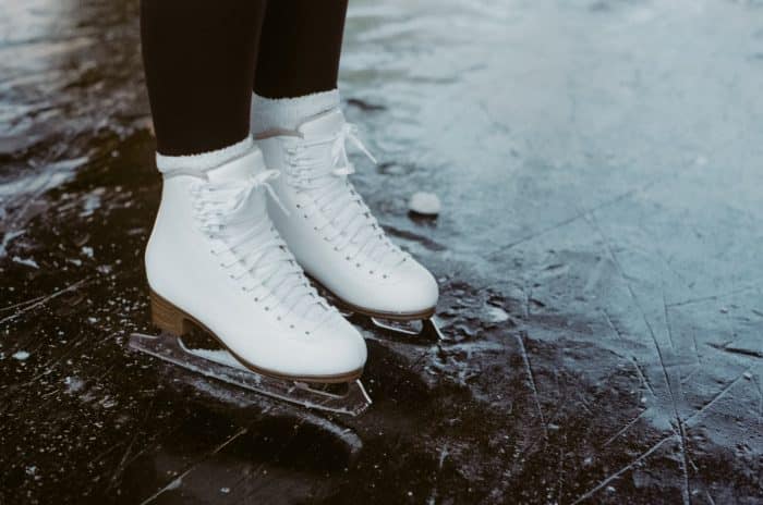 Soirée patinoire 1 person wearing white leather boots