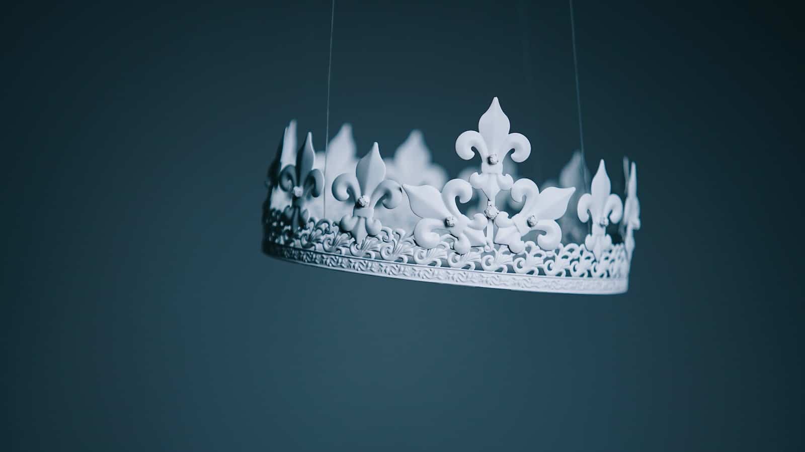 shallow focus photography white crown hanging decor