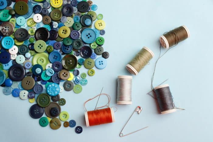 Atelier de couture 1 thread spool and thread on white surface