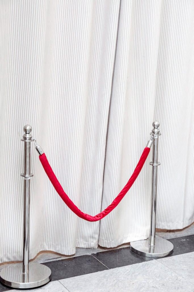 (Li)VE & chill 1 red and white rope on white metal rod