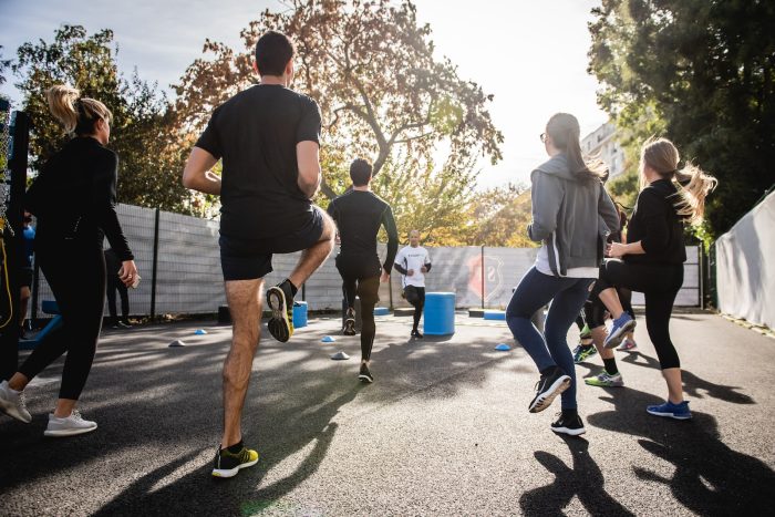 Lundi soir fitness 1 man in black t-shirt and black shorts running on road during daytime