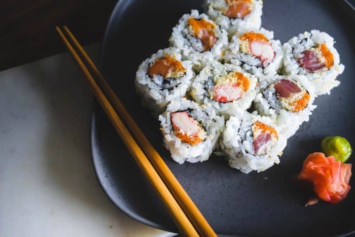 Préparation de Makis 1 sushi food with brown wooden chopsticks