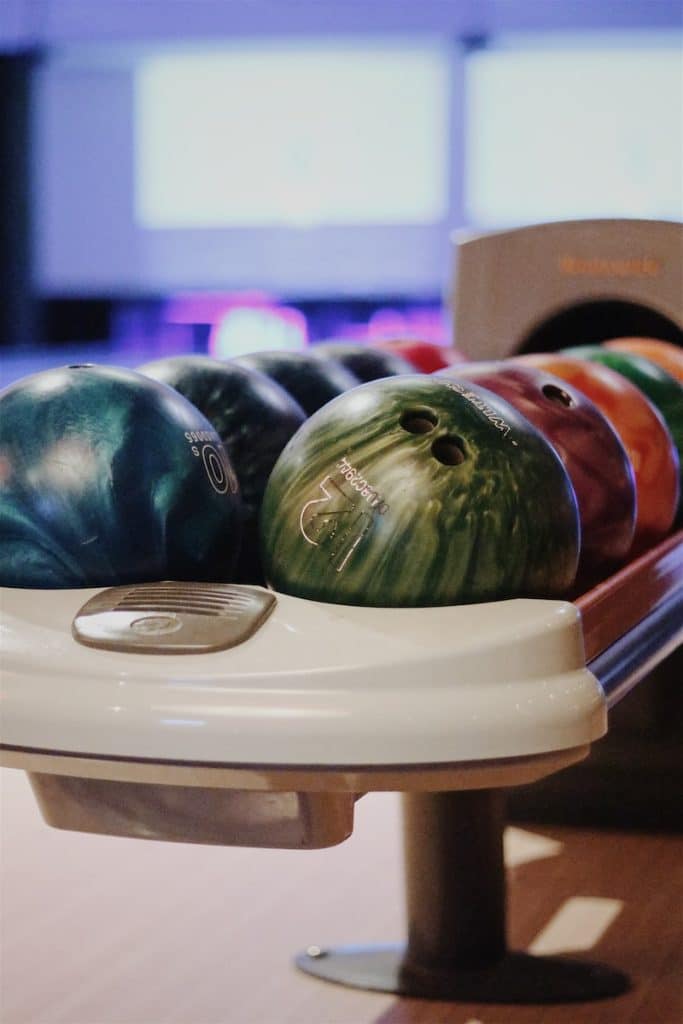 Soirée Bowling 1 macro shot of assorted bowling balls