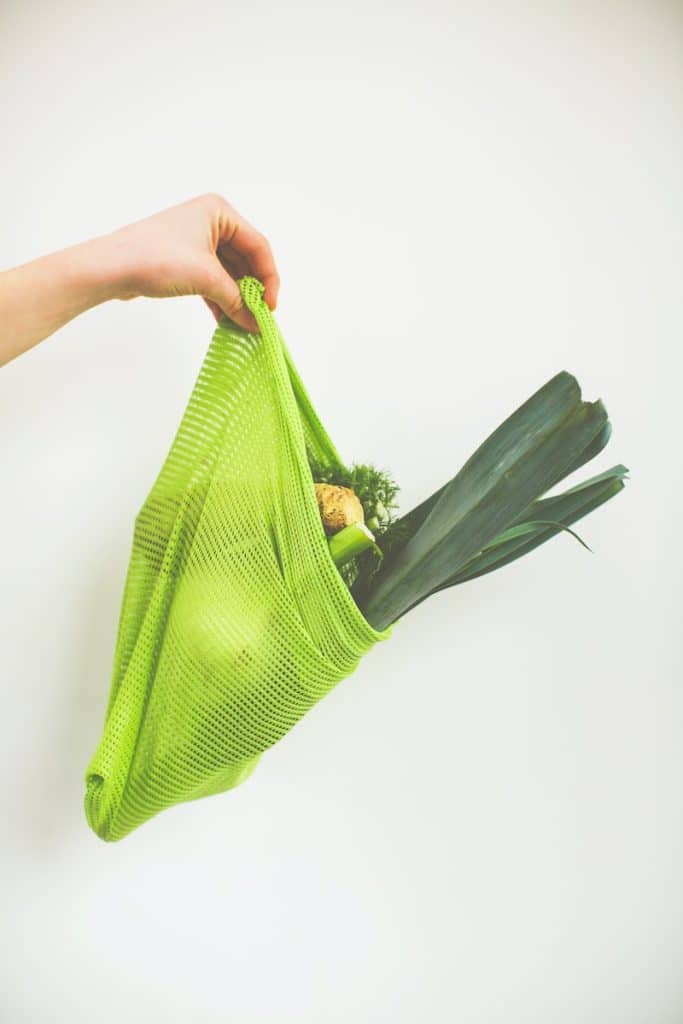 Atelier cuisine zéro déchets 1 person holding green leaf vegetable