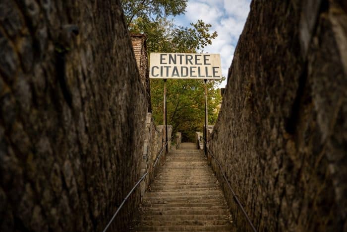 Visite de la Citadelle et Carnaval au centre ville 1 brown wooden bridge in between of trees during daytime