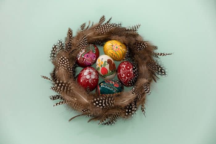 Création de Cartes de Pâques 1 red and gold baubles on brown round wreath