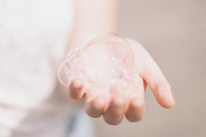 Atelier DIY produits cosmétiques 1 person holding bubbles