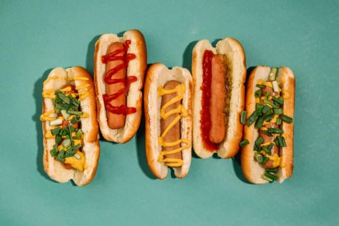 Soirée hot dog 1 hotdog sandwich with tomato and cheese