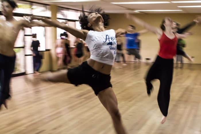 Cours de danse 1 People Inside Room