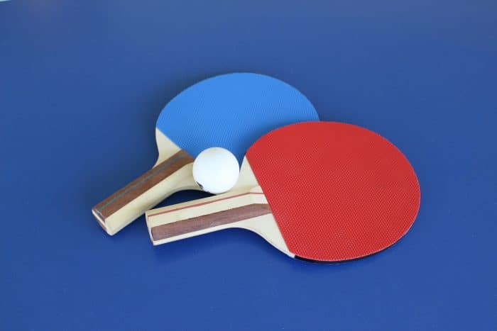 Après-midi ping-pong à Mansart 1 blue and white ball and white golf club