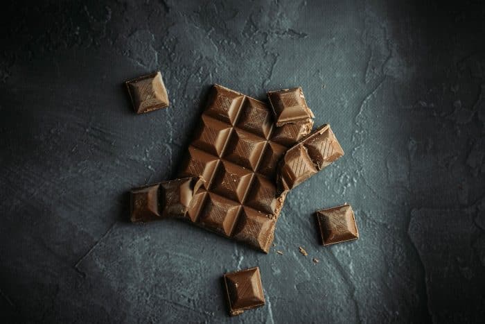 Création de chocolat 1 brown wooden blocks on gray concrete floor