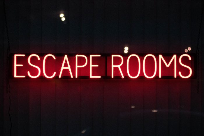 Escape Game avec ESN 1 red escape rooms neon sign