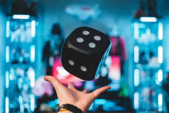 Apéro linguistique spécial Time's Up 1 person's left palm about to catch black dice