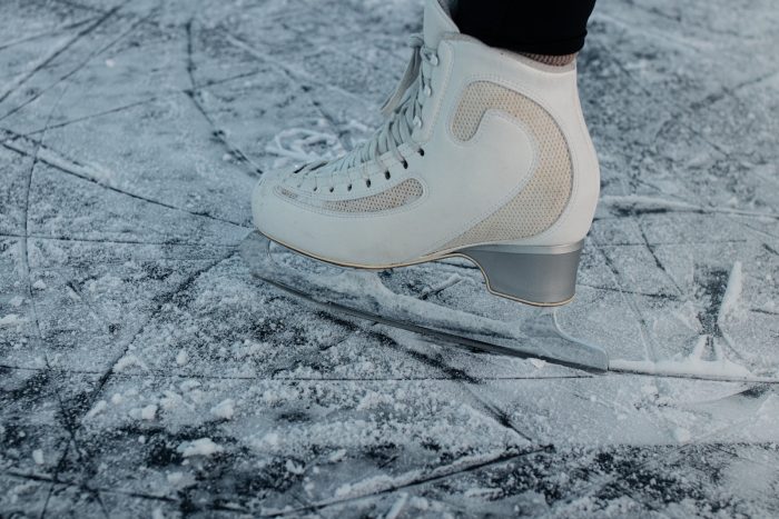Sortie patinoire 1 person wearing white nike air force 1 high